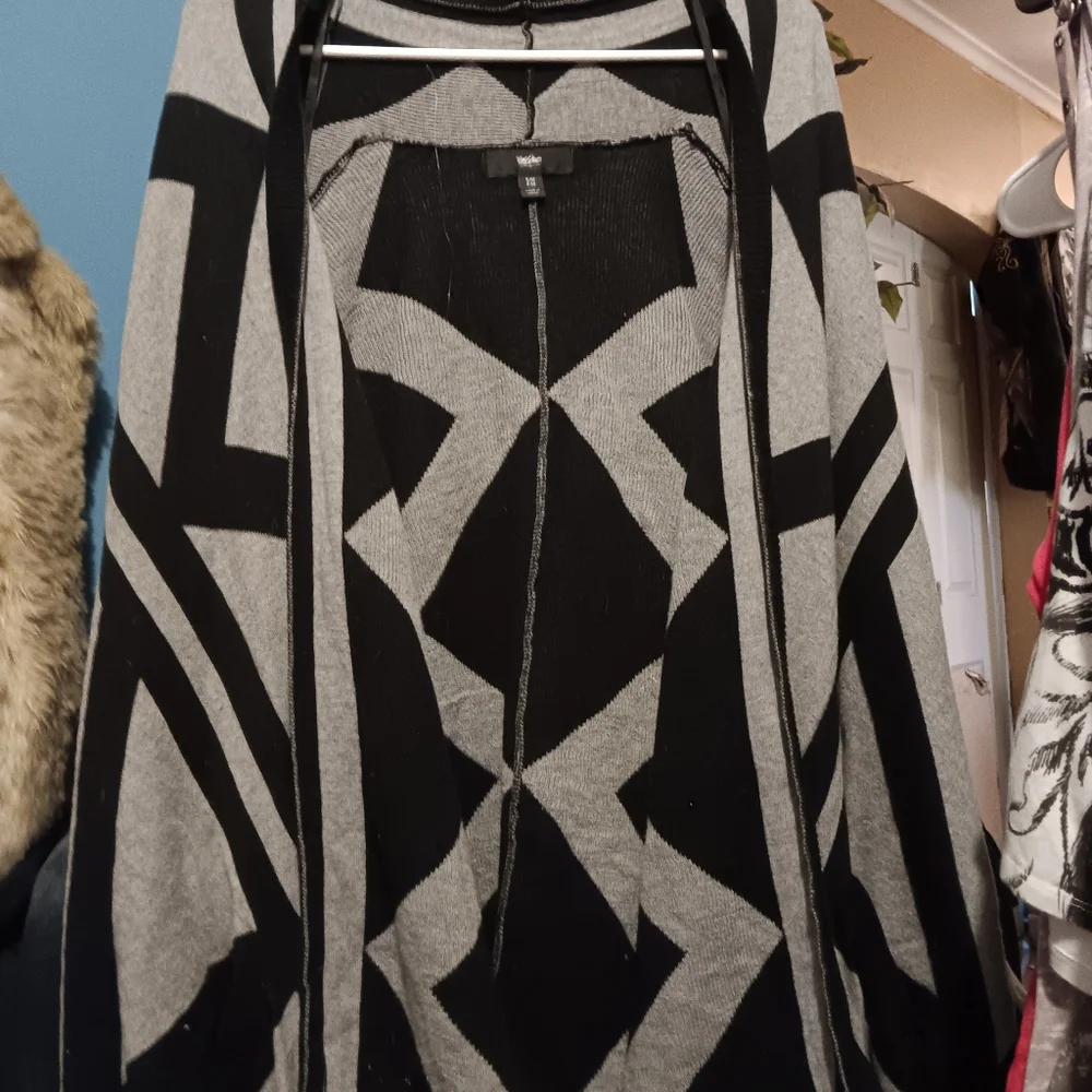 Mossimo unique pattern pocho/shrug. Great for a breezy night or day. M/L - Picture 1 of 10